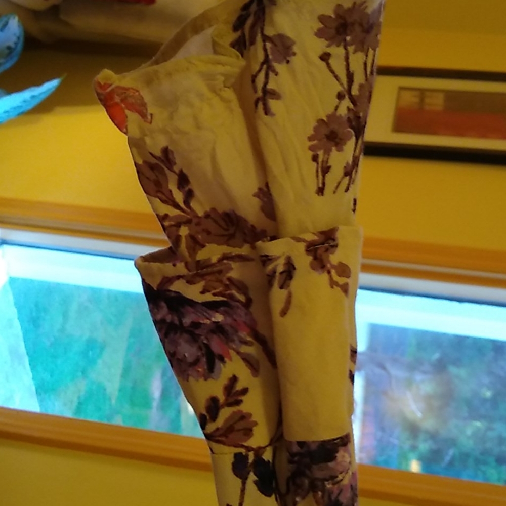 Cream flowered top - Picture 4 of 5